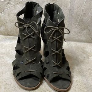 Parker & Sky olive green lace up heels size 10